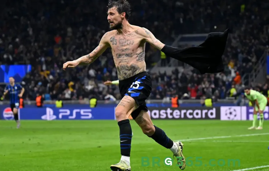 Francesco Acerbi of FC Internazionale celebrates scoring his team’s third goal