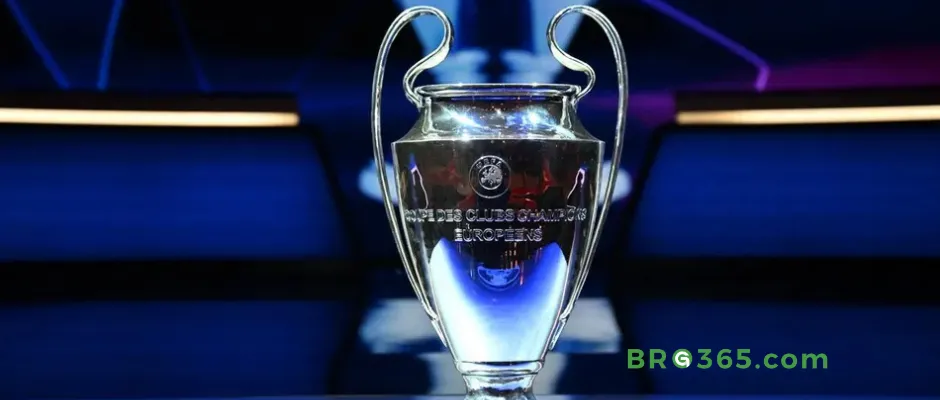 Taça de Champions League exibida durante sorteio das oitavas de final da competição 