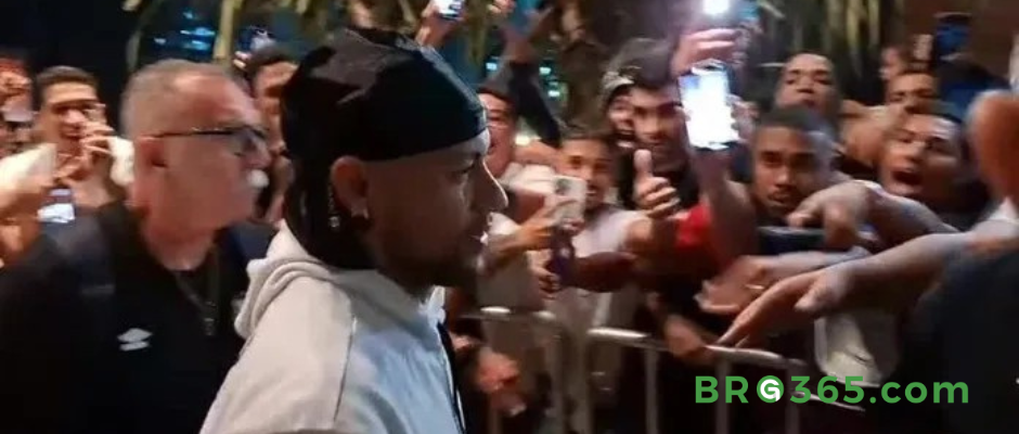 Santos chega a Maceió com Neymar e é recebido por torcedores animados
