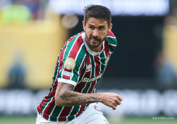 “Pensei que ele fosse se jogar”: Everaldo desperdiça vitória do Flu