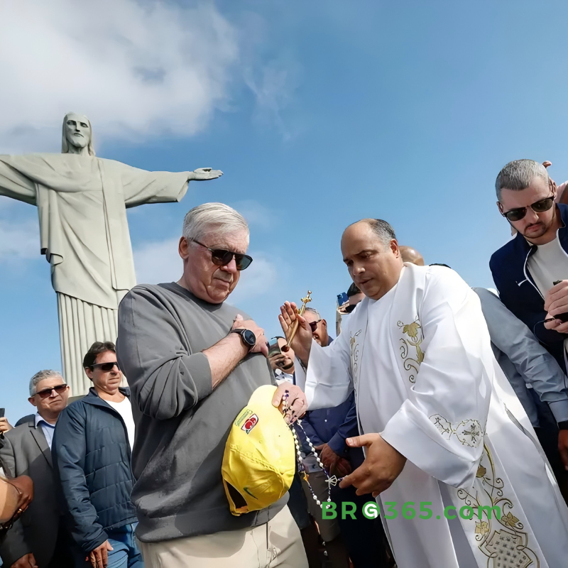 Carlo Ancelotti visita Cristo Redentor e recebe bênção antes de estreia na Seleção