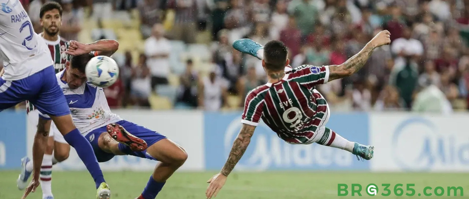 Fluminense ganha de goleada e lidera o Grupo F da Sul-Americana com exibição de Everaldo e Cano