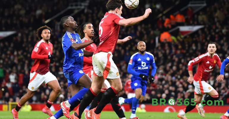 Harry Maguire em impedimento, mas sem VAR, gol gerou polêmica